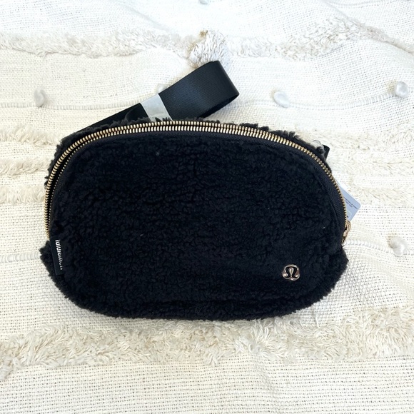 NWT Lululemon everywhere belt bag fleece black - Picture 5 of 7